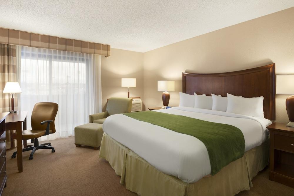 Wingate By Wyndham Lincoln Airport East Hotel Exterior photo