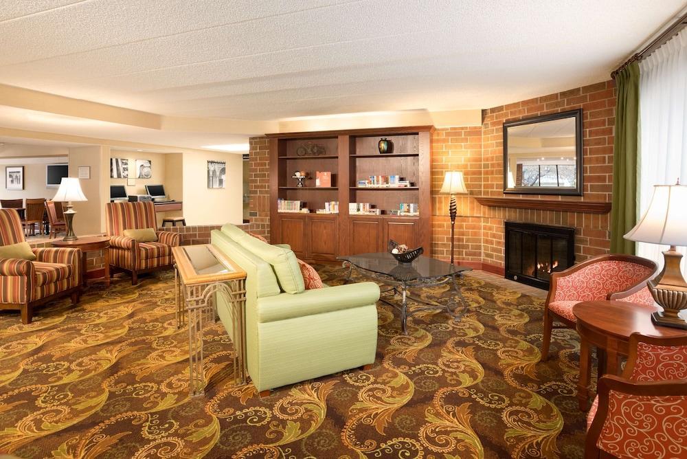 Wingate By Wyndham Lincoln Airport East Hotel Exterior photo