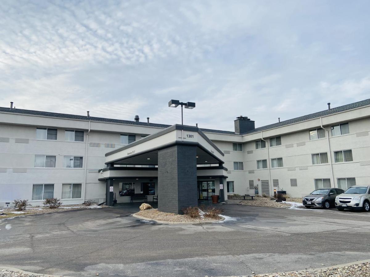 Wingate By Wyndham Lincoln Airport East Hotel Exterior photo