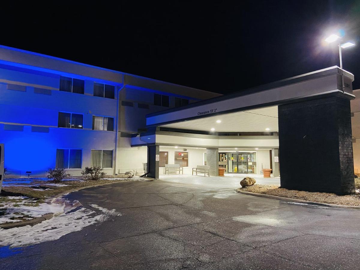 Wingate By Wyndham Lincoln Airport East Hotel Exterior photo