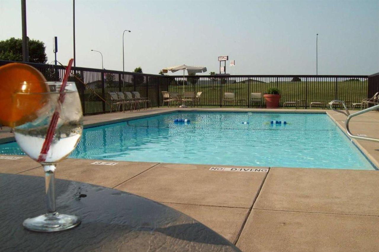 Wingate By Wyndham Lincoln Airport East Hotel Exterior photo