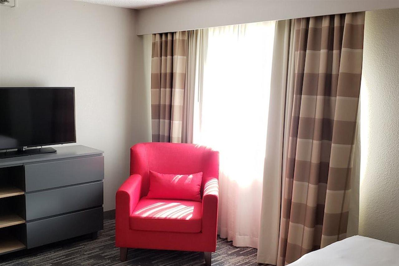 Wingate By Wyndham Lincoln Airport East Hotel Exterior photo