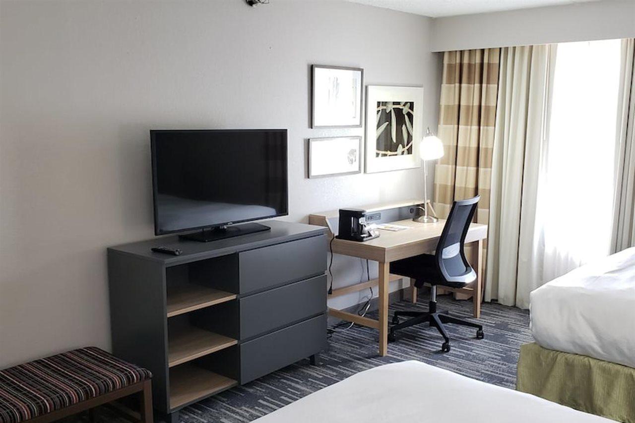 Wingate By Wyndham Lincoln Airport East Hotel Exterior photo