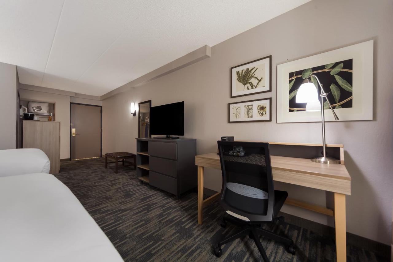 Wingate By Wyndham Lincoln Airport East Hotel Exterior photo