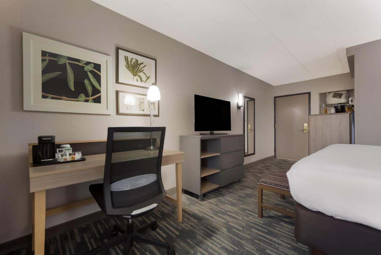 Wingate By Wyndham Lincoln Airport East Hotel Exterior photo