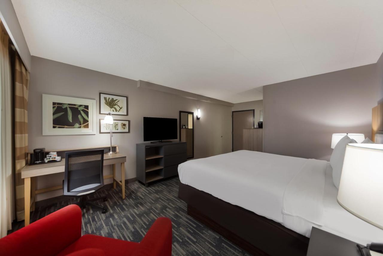 Wingate By Wyndham Lincoln Airport East Hotel Exterior photo