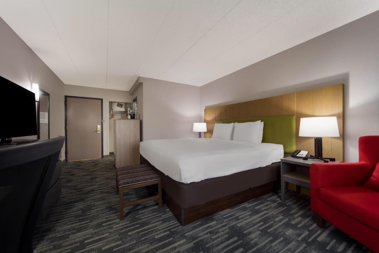 Wingate By Wyndham Lincoln Airport East Hotel Exterior photo