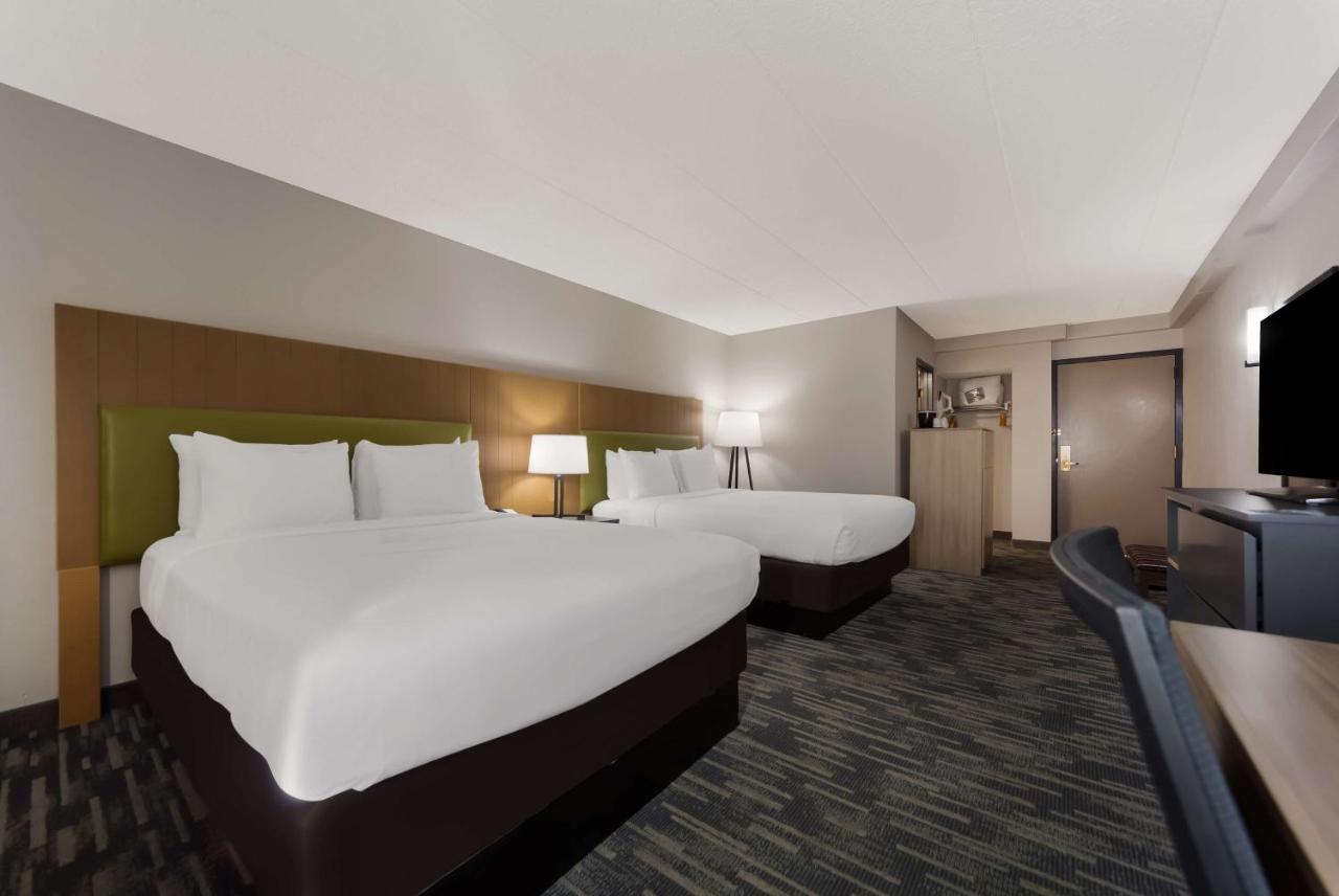 Wingate By Wyndham Lincoln Airport East Hotel Exterior photo