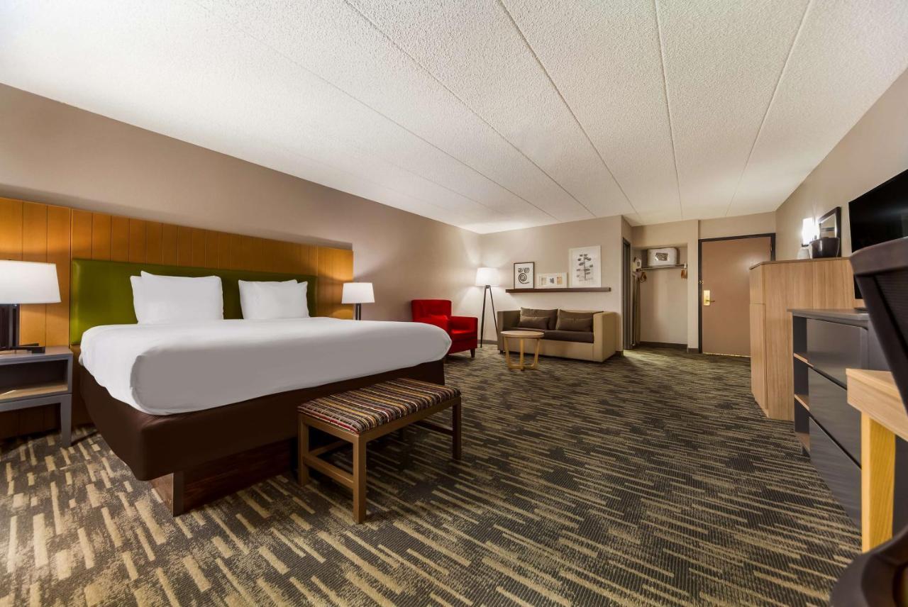Wingate By Wyndham Lincoln Airport East Hotel Exterior photo