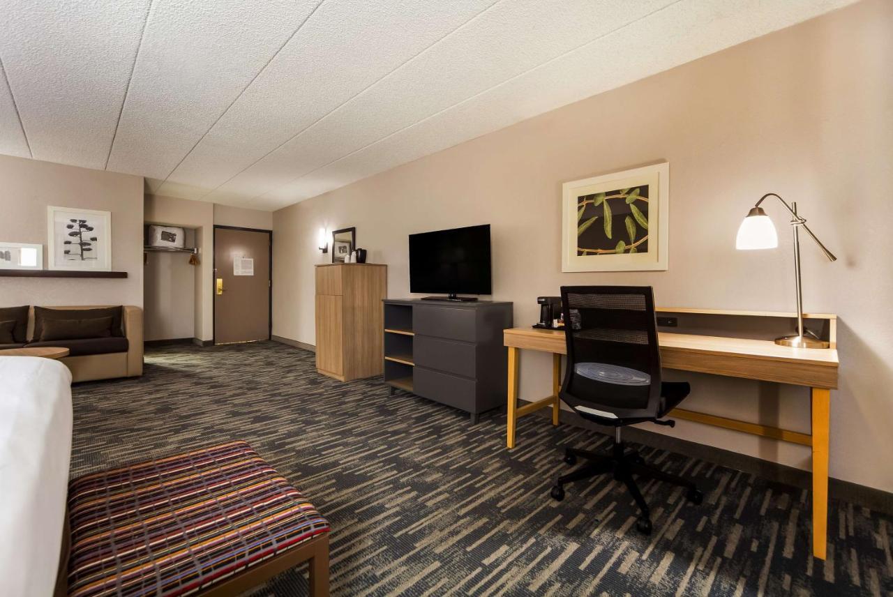 Wingate By Wyndham Lincoln Airport East Hotel Exterior photo