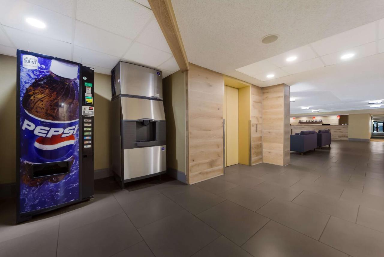 Wingate By Wyndham Lincoln Airport East Hotel Exterior photo