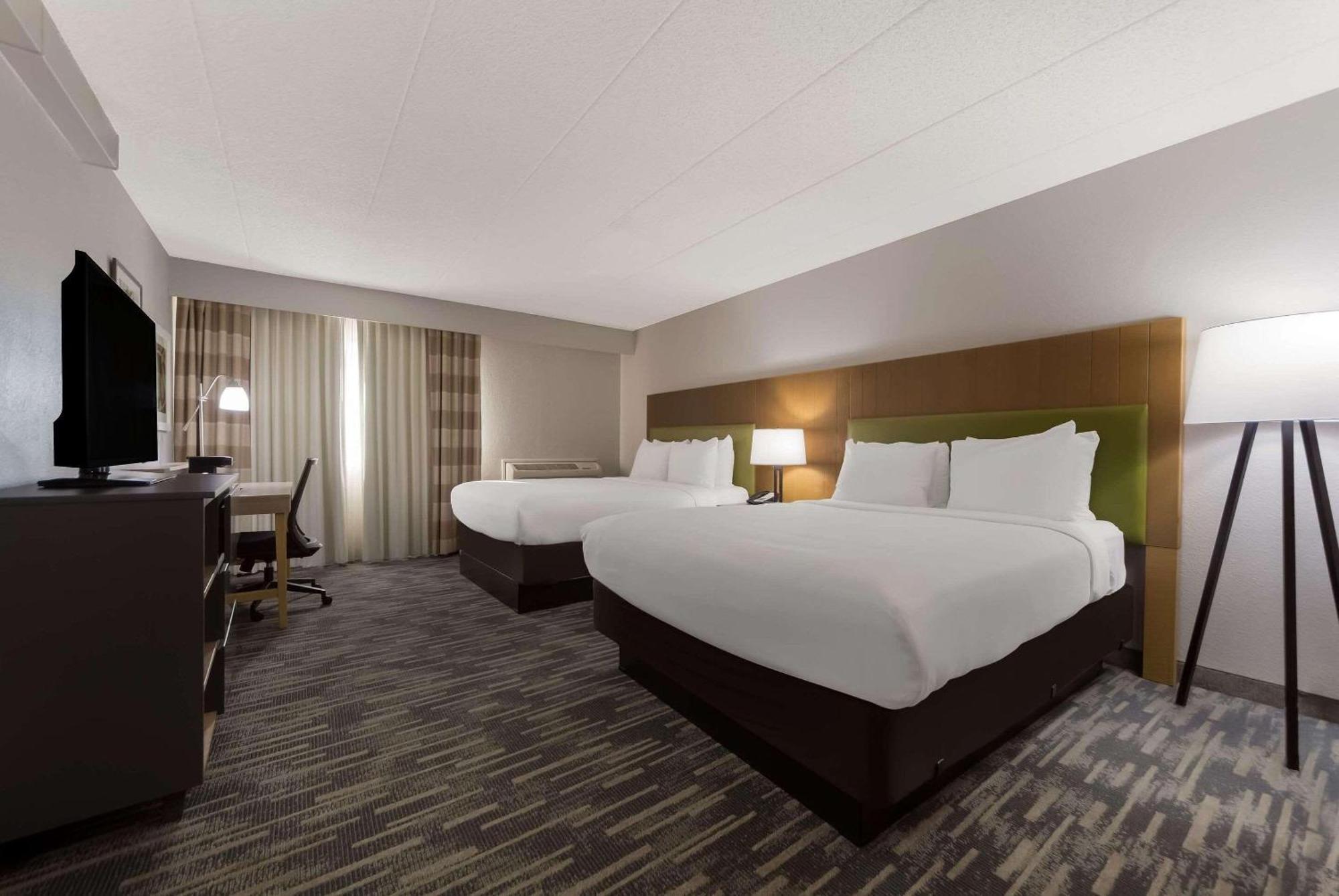 Wingate By Wyndham Lincoln Airport East Hotel Exterior photo