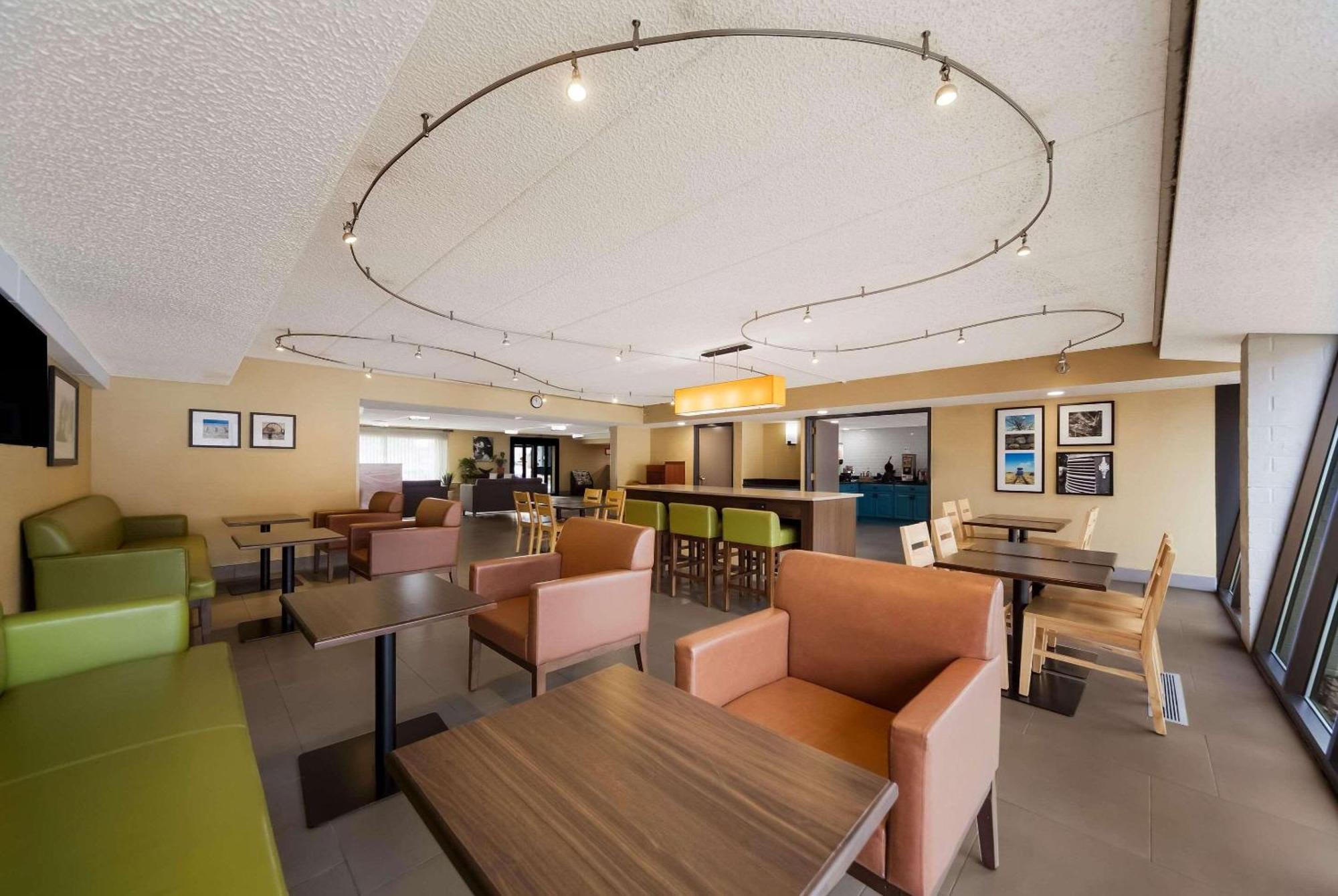 Wingate By Wyndham Lincoln Airport East Hotel Exterior photo