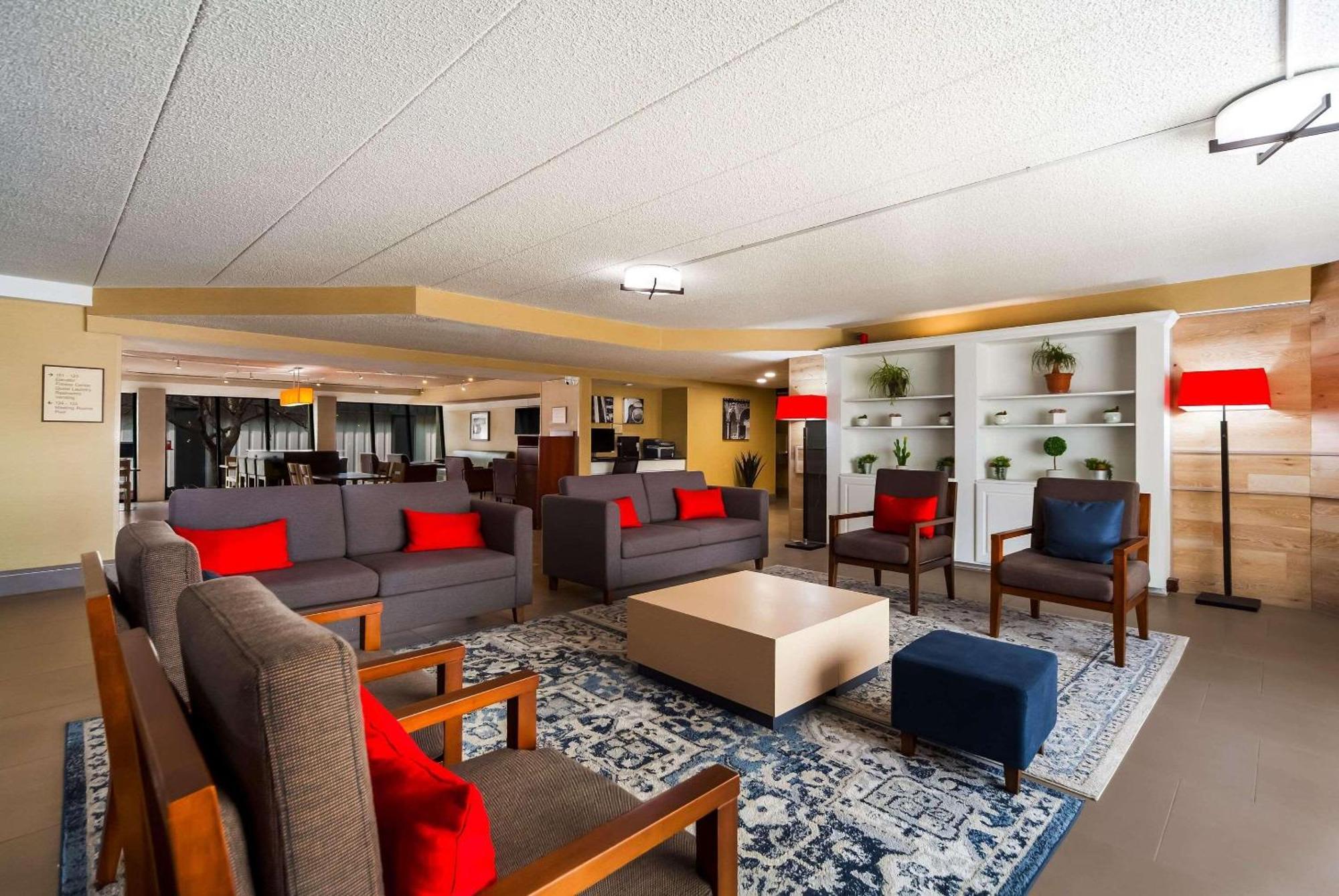Wingate By Wyndham Lincoln Airport East Hotel Exterior photo