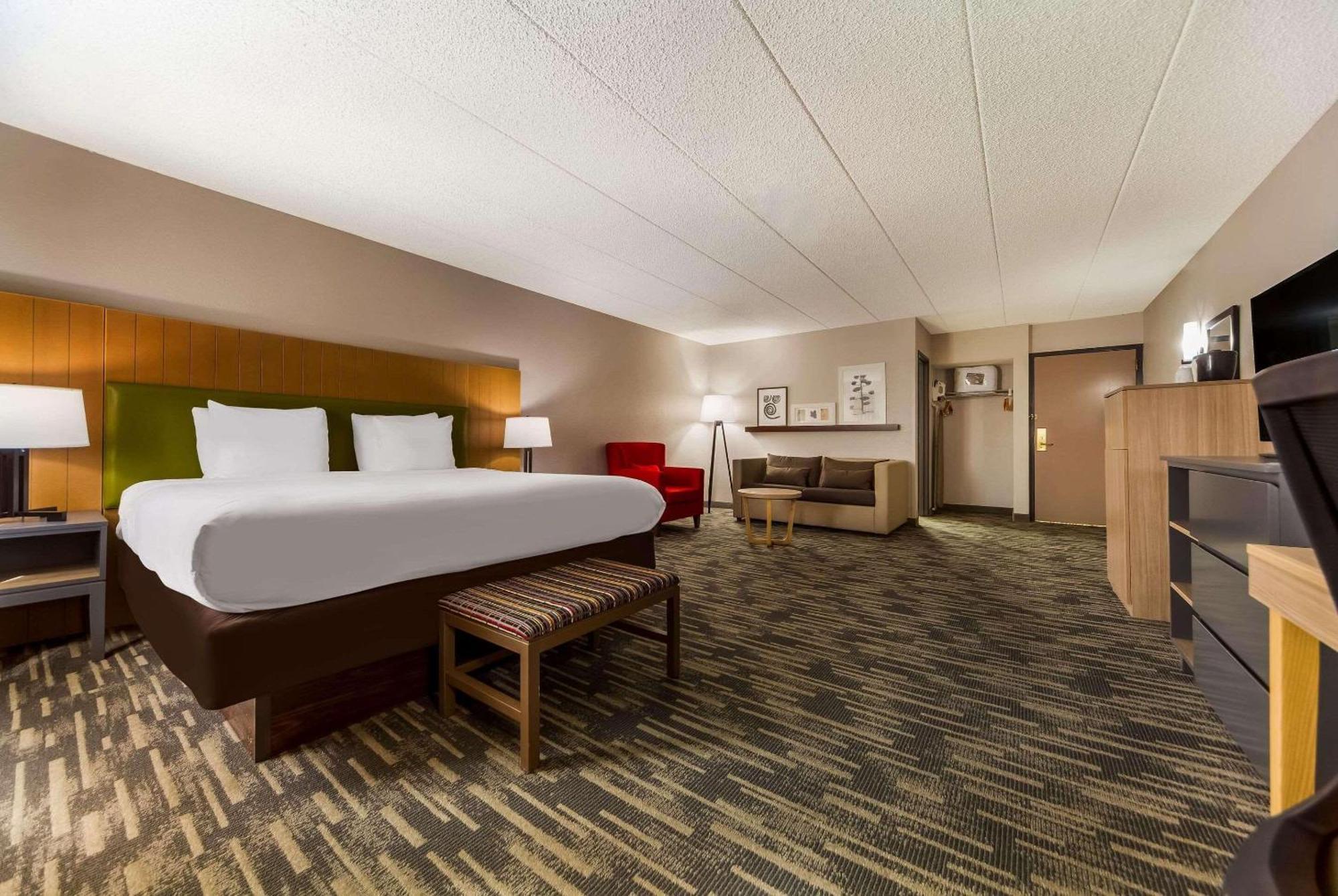 Wingate By Wyndham Lincoln Airport East Hotel Exterior photo