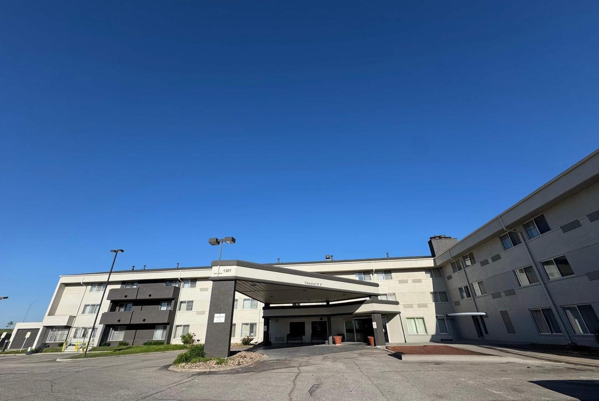 Wingate By Wyndham Lincoln Airport East Hotel Exterior photo