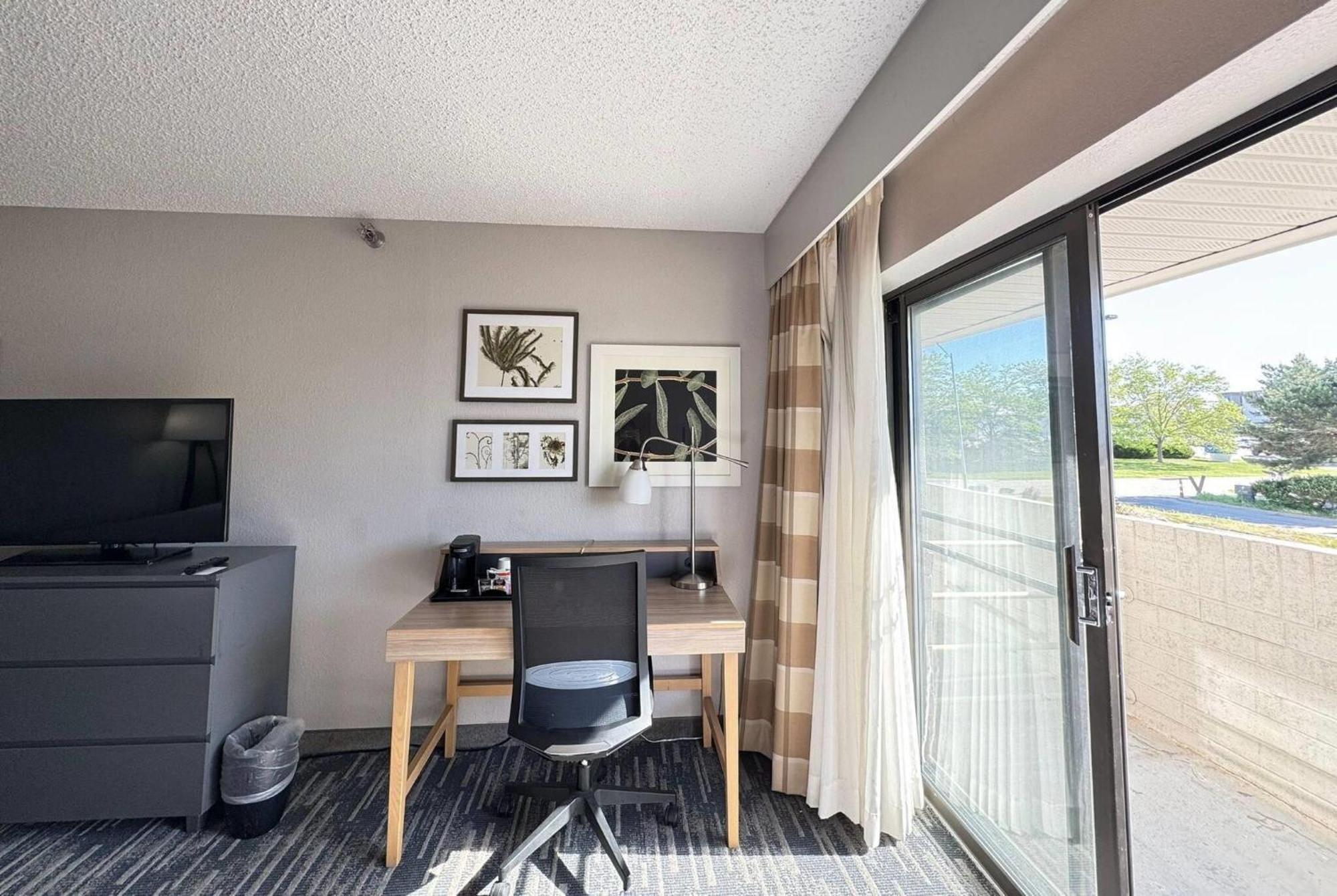 Wingate By Wyndham Lincoln Airport East Hotel Exterior photo