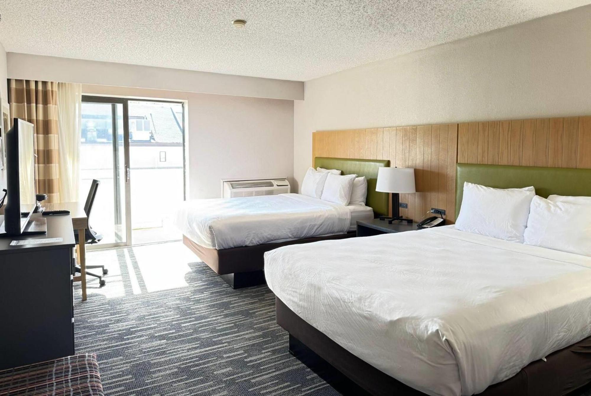 Wingate By Wyndham Lincoln Airport East Hotel Exterior photo
