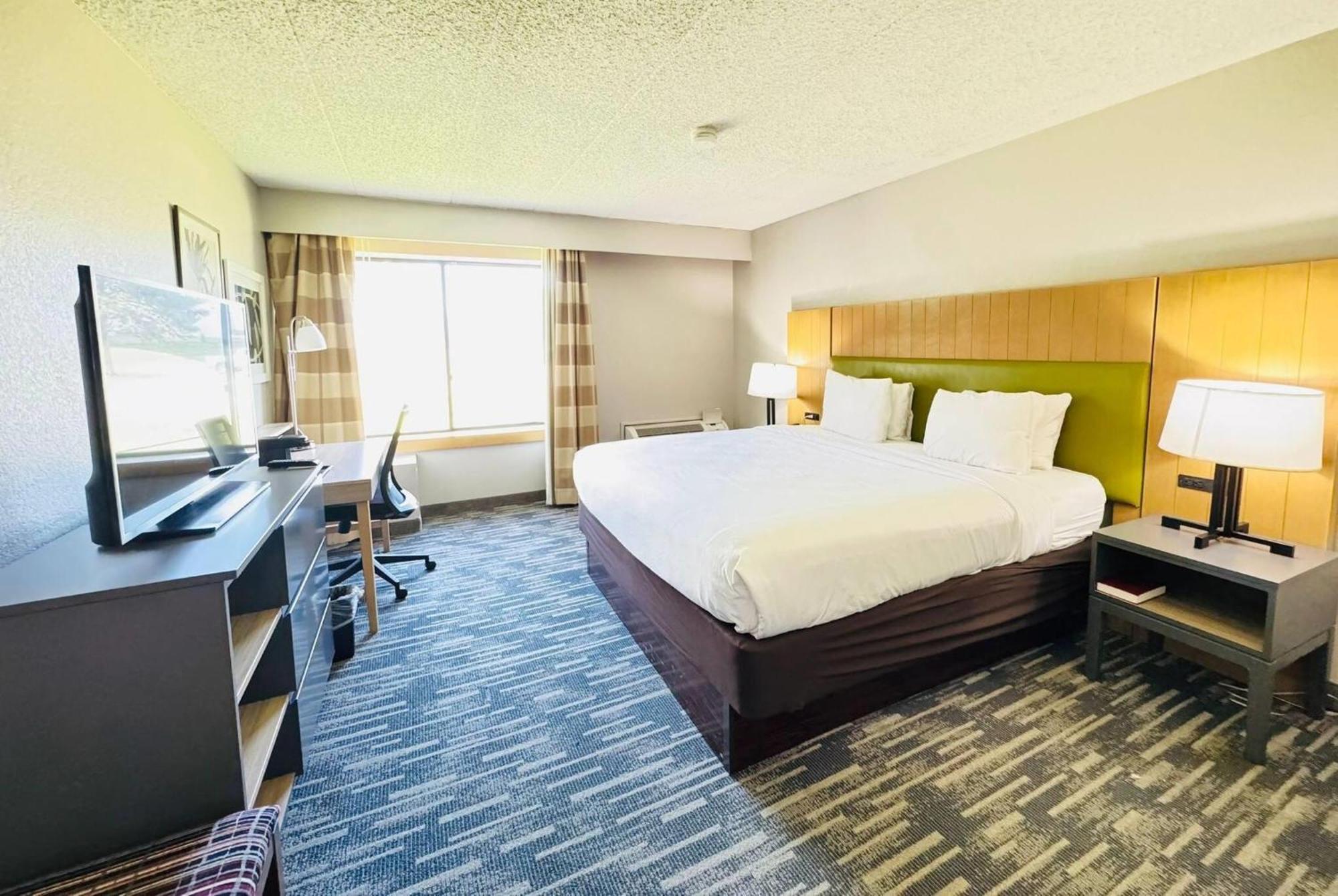 Wingate By Wyndham Lincoln Airport East Hotel Exterior photo