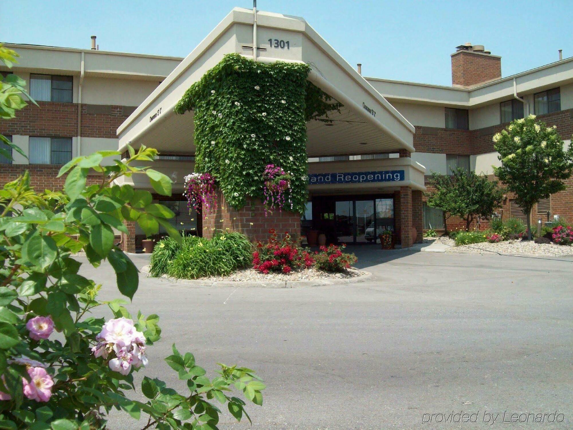 Wingate By Wyndham Lincoln Airport East Hotel Exterior photo