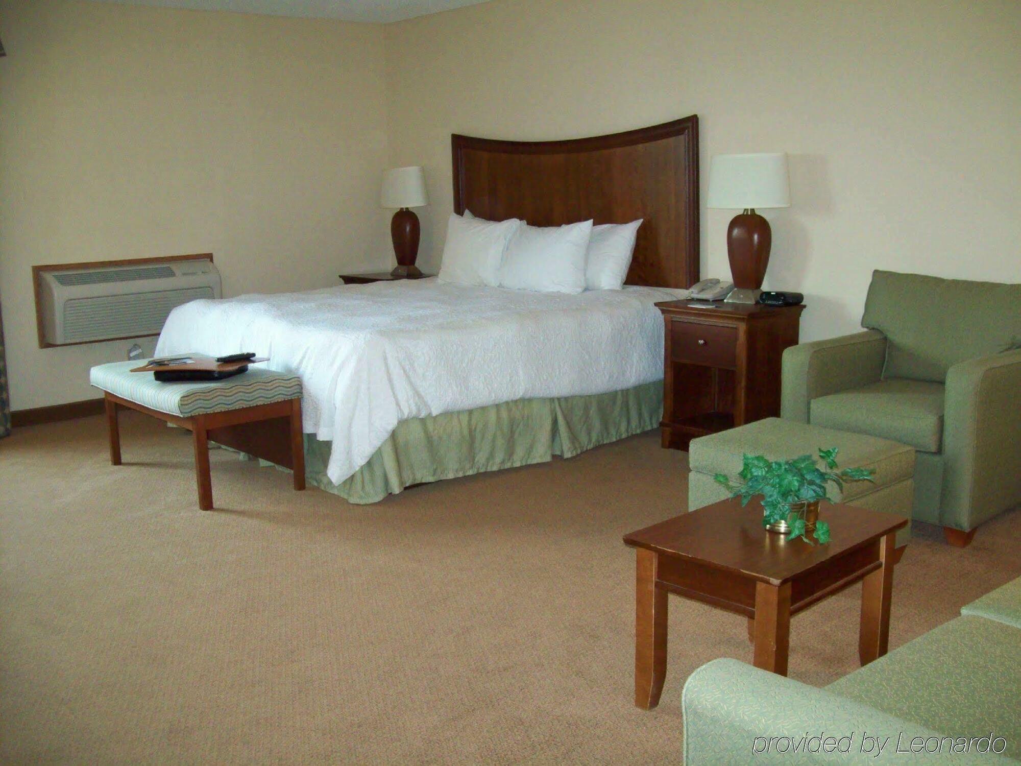 Wingate By Wyndham Lincoln Airport East Hotel Exterior photo